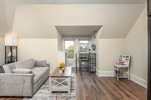 Smart TV, books - Charming 1-bedroom apartment in Drexel Hill, Upper Darby, All newly renovated (Drexel Hill)