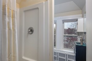Shower, hair dryer, towels, soap - Charming 1-bedroom apartment in Drexel Hill, Upper Darby, All newly renovated (Drexel Hill)