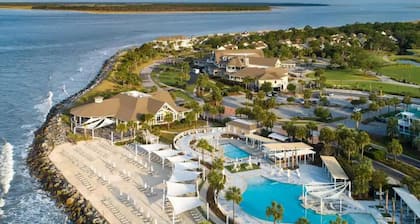 End-Unit Bright Beach Cottage for 6. Amenity Cards Included.