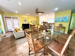 Interior - Charming Home with golf views. Beach chairs. (Seabrook Island)