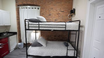 1 chambre, fer et planche à repasser