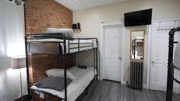 1 chambre, fer et planche à repasser
