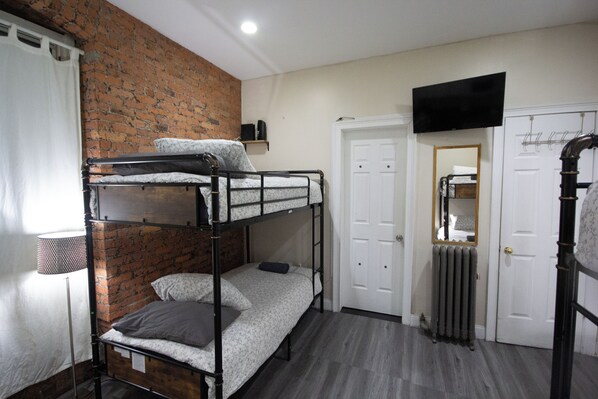 1 bedroom, iron/ironing board - Amazing studio with 2 bunk beds-twin over twin in vibrant New York Midtown (New York)