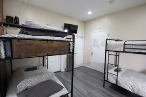 1 habitación y tabla de planchar con plancha 