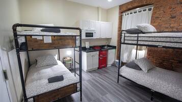 1 chambre, fer et planche à repasser