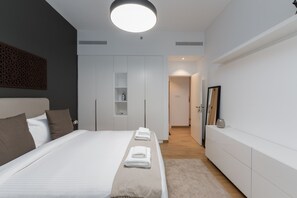 1 quarto, cofres nos quartos, ferros/tábuas de passar roupa
