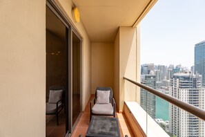 Property grounds - Cozy JBR 2BR w/ Pool and Gym, Marina Views (Dubai)