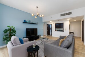 TV - Chic JBR 2BR w/ Pool and Gym, Marina Views (Dubai)