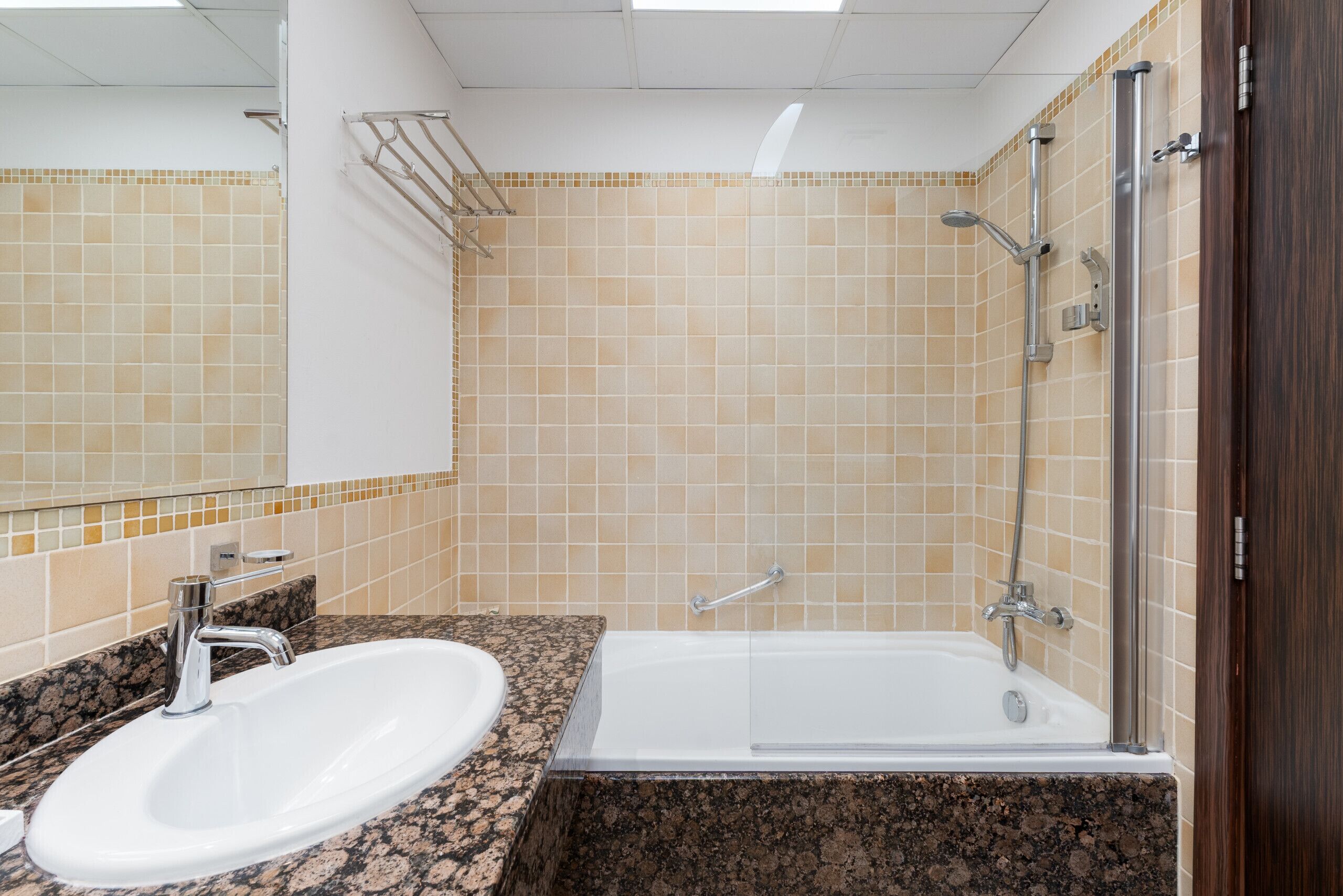 Ein Badezimmer mit Waschbecken, Badewanne und Dusche.