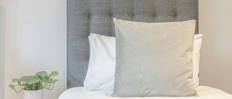 4 bedrooms, desk, WiFi