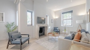 Una sala de estar moderna con chimenea, televisor y una zona de estar confortable.