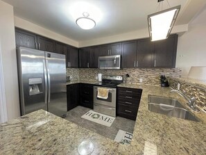 Mikrovågsugn, ugn, spishäll och diskmaskin