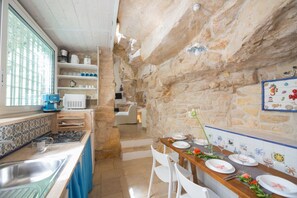 Réfrigérateur, micro-ondes, plaque de cuisson, lave-vaisselle