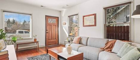 Smart-TV, BĂŒcher, Stereoanlage