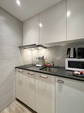 Kjøleskap, mikrobølgeovn, oppvaskmaskin og kaffetrakter/tekoker