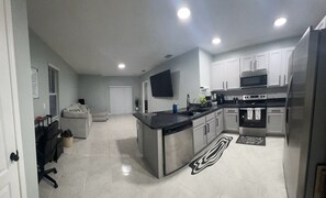 Geladeira, micro-ondas, fogão, cooktop