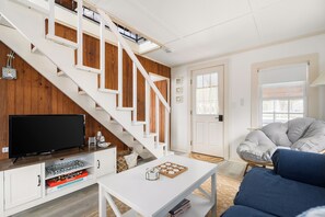 Smart TV - New! Beach Cottage - 3 min walk to Beach - Pet Friendly! (Dennis)