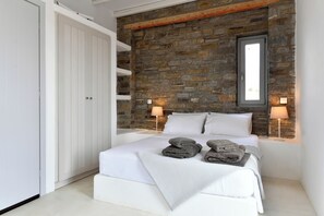 1 chambre, bureau, fer et planche à repasser, lit de bébé portatif