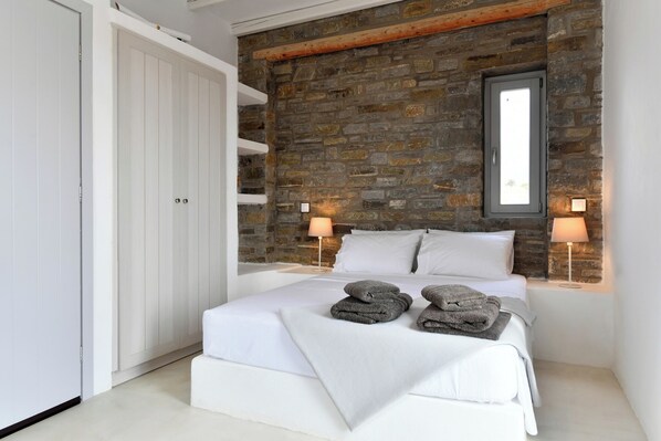 1 室のベッドルーム、デスク、アイロン / アイロン台、旅行用ベビーベッド