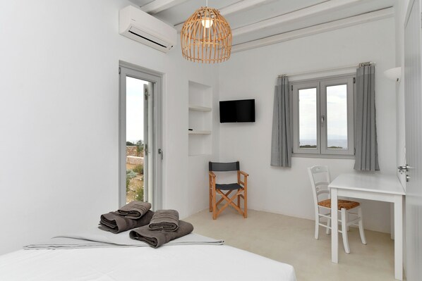 1 chambre, bureau, fer et planche à repasser, lit parapluie