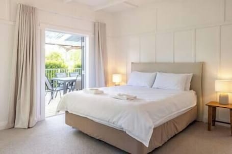 1 bedroom. Miami one one - Entire House - Walk to Beach, Village and 2 Vineyards