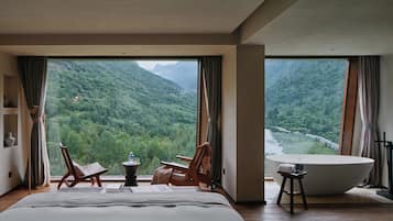 Habitación superior con 2 camas individuales, vistas a la montaña | Baño | Artículos de higiene personal gratuitos, secador de pelo y albornoces