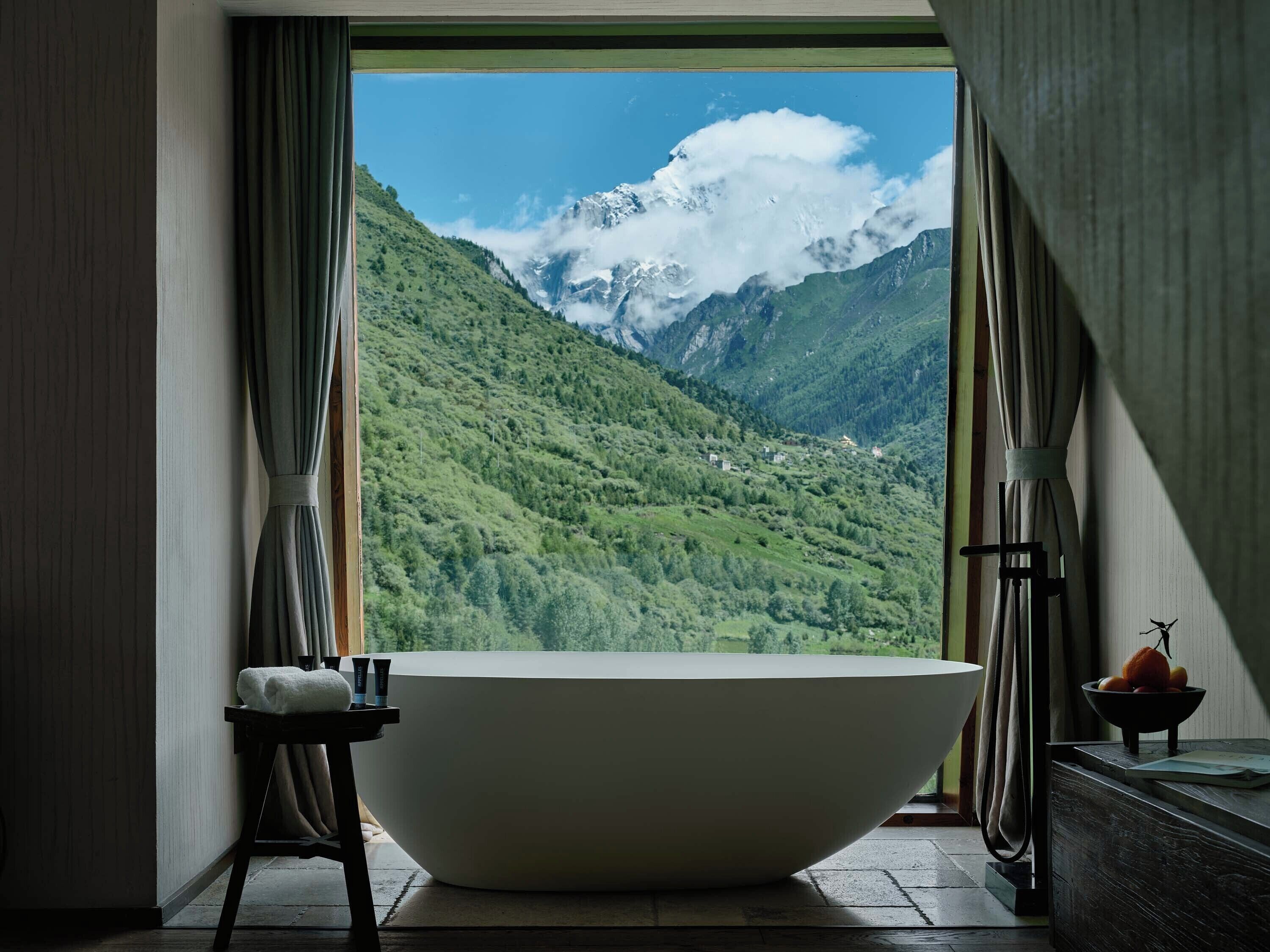 Habitación superior con 2 camas individuales, vistas a la montaña | Baño | Artículos de higiene personal gratuitos, secador de pelo y albornoces