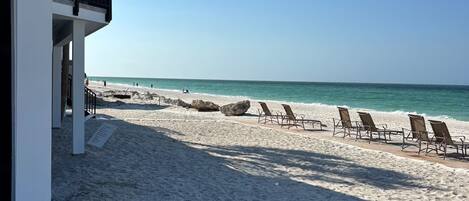 沙滩椅、沙滩毛巾