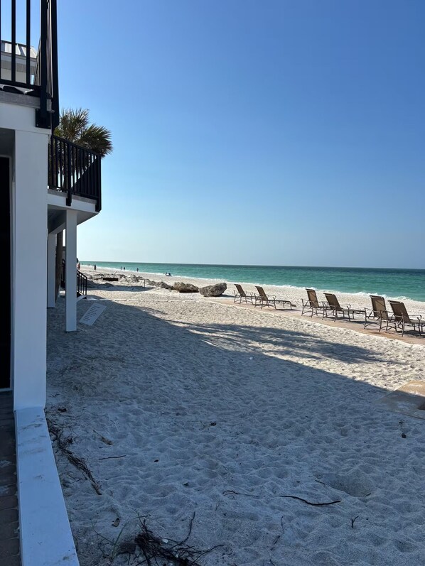 沙滩椅、沙滩毛巾