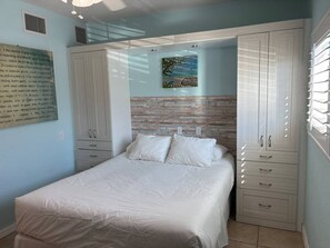 1 bedroom, desk, WiFi, bed sheets