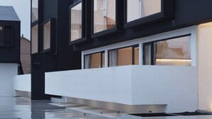 Un bâtiment moderne doté de grandes fenêtres et d’un toit plat.