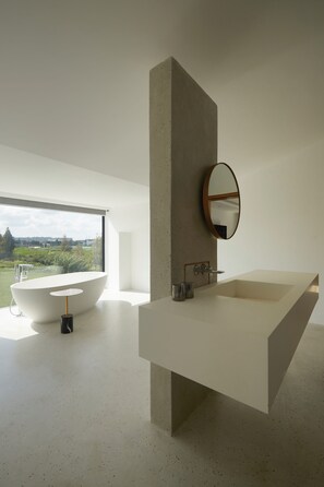 Escritorio, espacio para trabajar con laptop y wifi gratis 