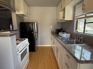 Microondas, horno, placa de cocina