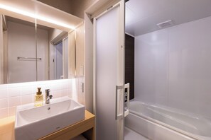 Bunk Bed Room, Non Smoking | Bathroom | Hair dryer, slippers, towels, soap - Rinn Kyoto Gion Shinbashi (Kyoto)