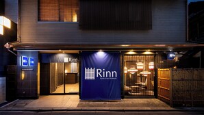 Ein Hotel Eingang mit einem großen Banner, auf dem "Rinn Kyoto Gion Shinbashi" steht.