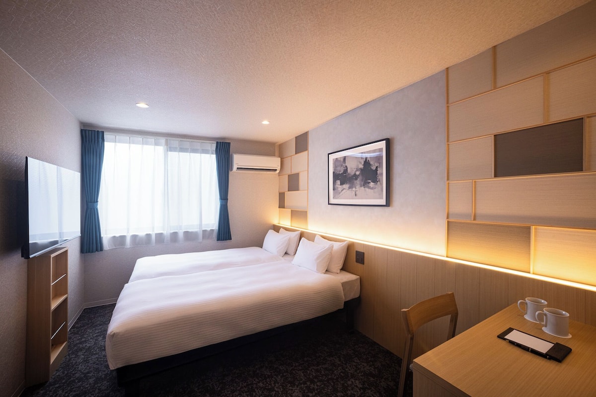 Free WiFi, bed sheets