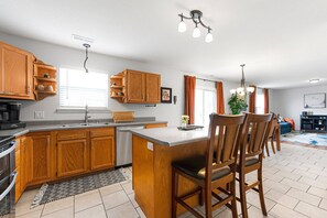 Kühlschrank, Ofen, Wasserkocher mit Kaffee-/Teezubehör, Esstisch