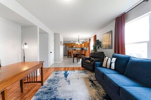 Smart TV, books, offices - Huntertown 4 Bed! Pets LOVE Fenced Yard & Garage (Fort Wayne)