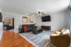 Smart TV, books, offices - Huntertown 4 Bed! Pets LOVE Fenced Yard & Garage (Fort Wayne)