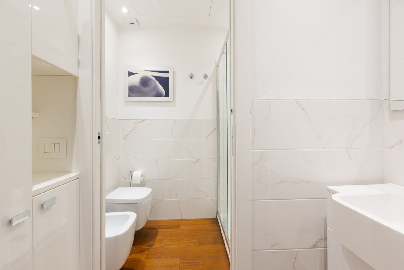Dutxa, assecador de cabells, bidet i tovalloles 