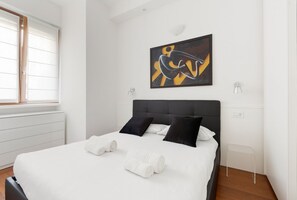 1 dormitorio, tabla de planchar con plancha, wifi y ropa de cama