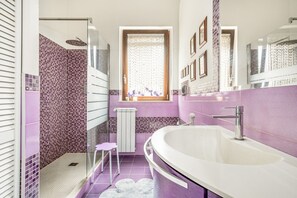 Dusche, Haartrockner, Bidet, Handtücher