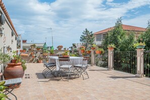 Outdoor dining - GuestHost - Bright and independent apartment of about 160 sqm, on two levels, ideal for groups of up to 6 people looking to relax.Located in a central and well-served area, the apartment is just 100 meters from the seafront, where you'll find a bike path (Riposto)