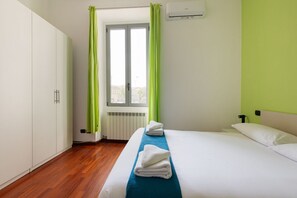 1 dormitorio, tabla de planchar con plancha, wifi y ropa de cama
