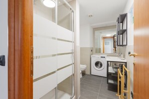 Shower, hair dryer, bidet, towels - GuestHost - MM3 Lodi Bright Apartment (Milan)