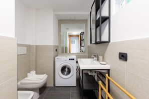 Shower, hair dryer, bidet, towels - GuestHost - MM3 Lodi Bright Apartment (Milan)