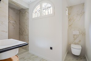 Hair dryer, towels - Blueground | Le Marais, doorman & w/d, nr Bastille (Paris)