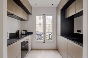 Réfrigérateur, micro-ondes, four, plaque de cuisson