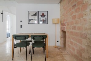 Dining - Blueground | Le Marais, doorman & w/d, nr Bastille (Paris)
