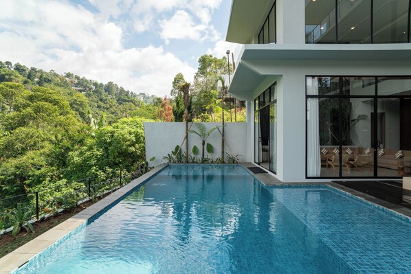 สระว่ายน้ำกลางแจ้ง